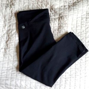 Fabletics Solid Black XS Vwaist Capri Leggings